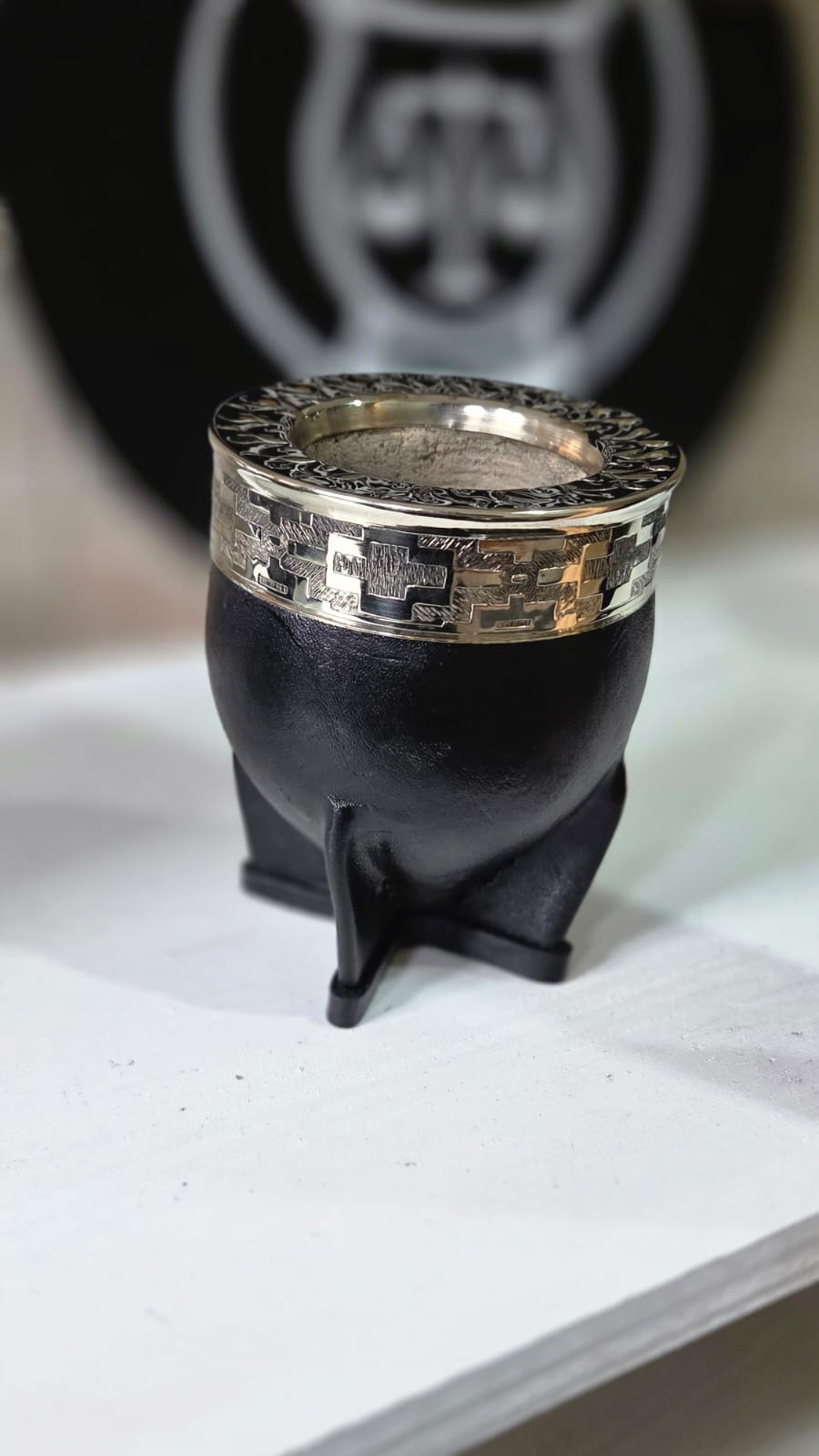 Mate negro con virola metálica de Derecho al Mate